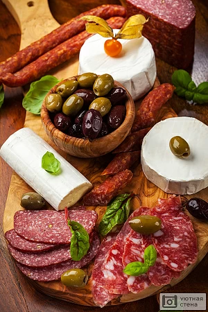Нарезка из мяса и сыры