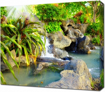 Небольшой водопад в тропическом саду