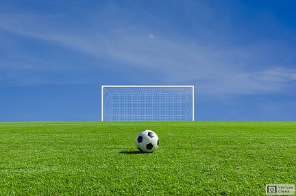 Футбольный мяч на зеленом поле