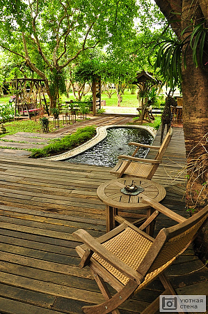 Терраса в саду в тайском стиле