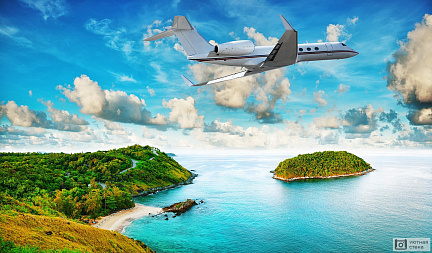 Летящий самолет над островом