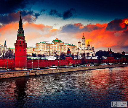 Яркий закат над Московским Кремлем