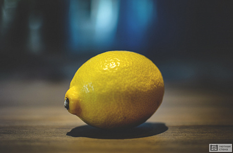 Лимон на столе