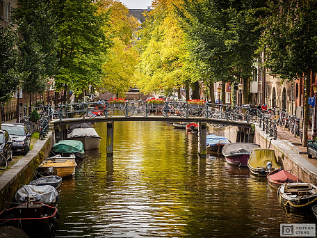 Фотообои Мост через канал в Амстердаме