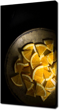 Дольки апельсина на блюде