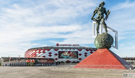 Мемориал гладиатора на фоне домашнего стадиона клуба "Спартак"