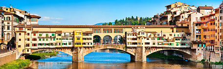 Панорамный вид на мост Понте Веккьо. Флоренция. Италия