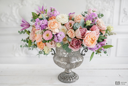 Романтический букет цветов в винтажной вазе