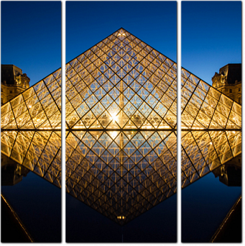 Пирамида Лувра. Париж. Франция