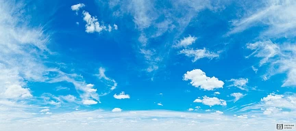 Синее небо с белыми облаками