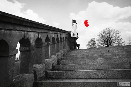 Одинокая девушка с красными воздушными шарами