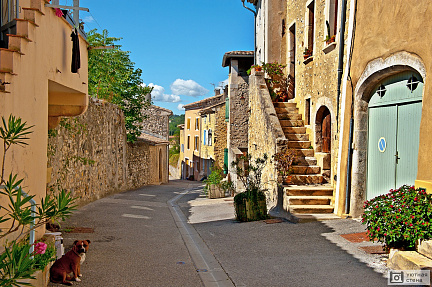 Тихая улице французского города Рошмор
