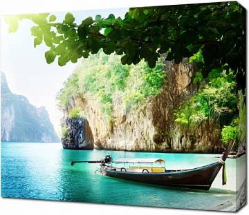 Длинная лодка на острове в Таиланде