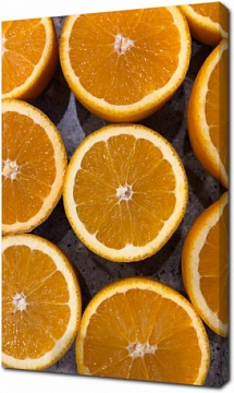 Дольки апельсина на столе