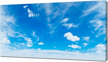 Синее небо с белыми облаками