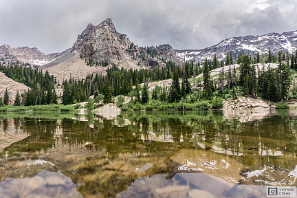 Фотообои Удивительные скалы над озером