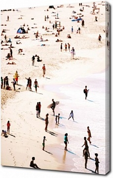 Множество людей на пляже