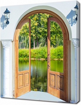 Дверь в виде арки с видом на озеро