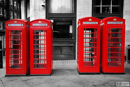 Красные телефонные будки Лондона на черно-белом фоне