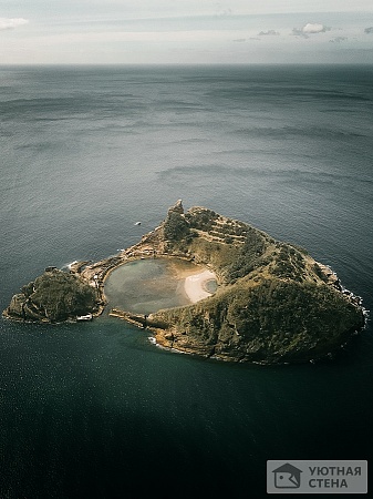 Уединенный необычный остров
