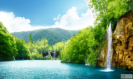 Водопад в лесу Хорватии