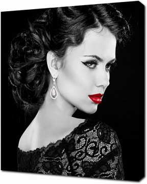 Черно-белый ретро портрет девушки с красными губами