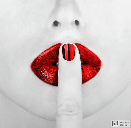 Гламурное изображение красных губ и пальца с ярким маникюром