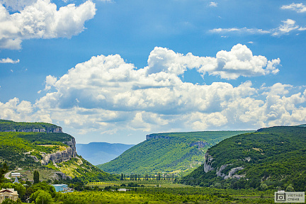 Зеленые склоны гор в Крыму
