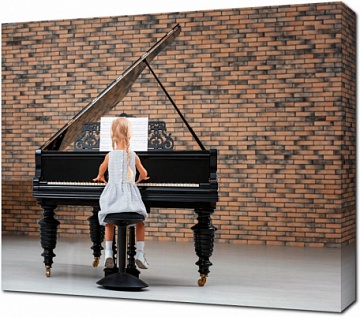 Девочка играет за роялем