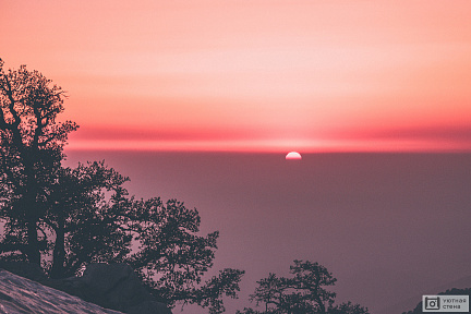 Фотообои Розовый краешек солнца