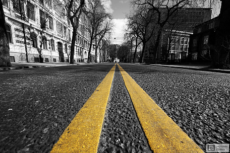 Двойная желтая линия на черно-белой улице