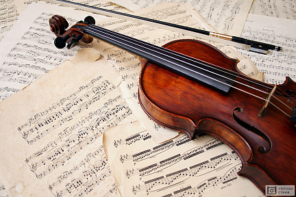 Скрипка лежит на нотах