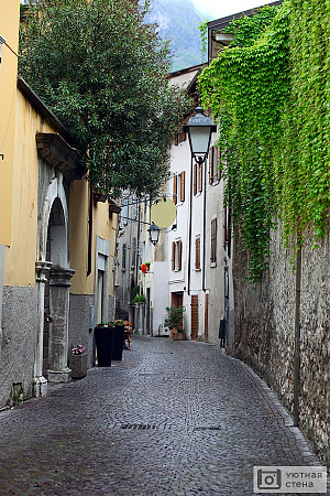 Вид на узкую улочку в Арко. Северная Италия