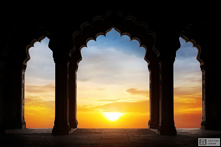 Арки индийского храма с видом на закат