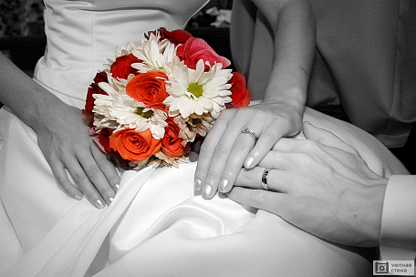Красочный свадебный букет на черно-белом фото