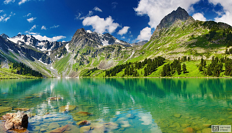 Кристальное озеро в горах