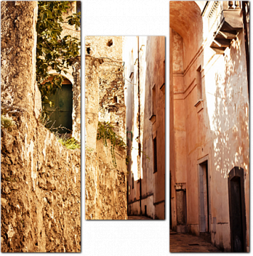 Старая узкая улочка с аркой. Италия