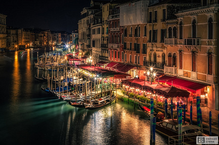 Фотообои Причал с лодками у кафе в Венеции. Италия