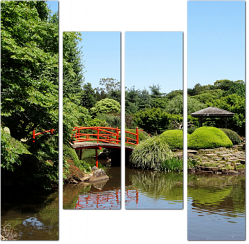 Японский Сад Тувумба с мостиком через пруд в Австралии