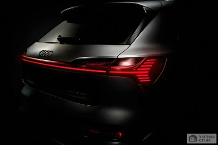Audi e-tron, красные задние огни