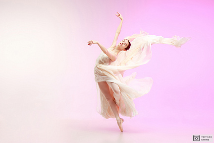 Балерина на розовом фоне
