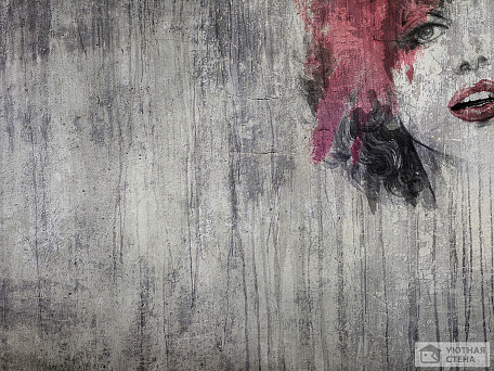 Изображение девушки на бетонной стене