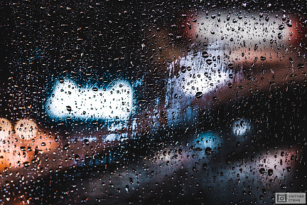 Дождь за окном и огни города