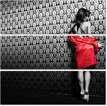 Девушка в красном платье на черно-белом фоне