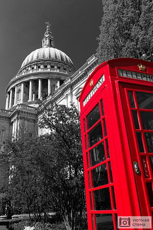 Красная телефонная будка Лондона на фоне собора Святого Павла