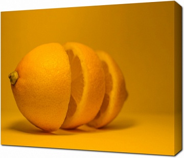 Желтые дольки лимона