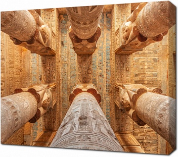 Каменные колонны украшенные Египетскими письменами