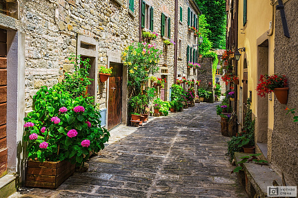 Итальянская улица в маленьком провинциальном городке Европы