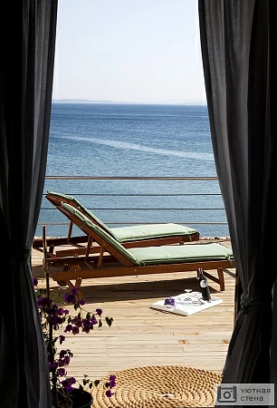 Окно отеля с видом на море