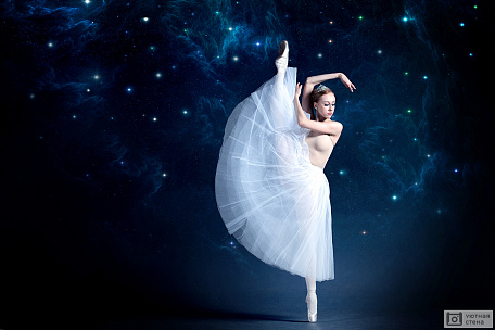 Балерина на фоне звездного неба